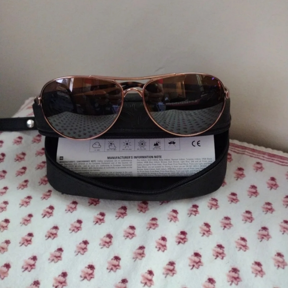 Women's Oakley feedback sunglasses